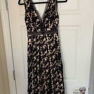 Romeo & Juliet Couture Sleeveless V-Neck Dress